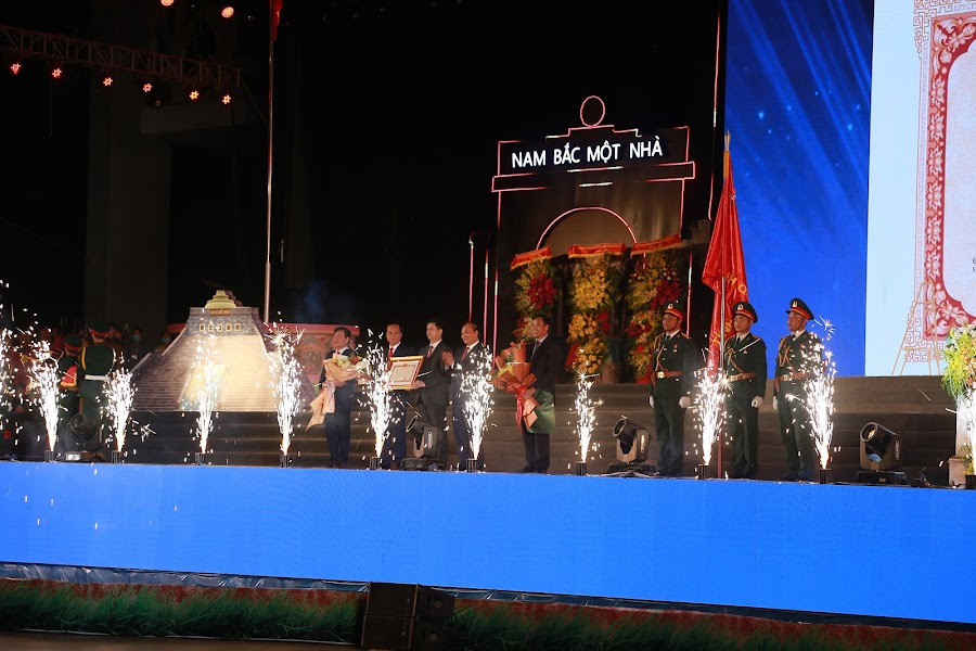 Chủ tịch nước Nguyễn Xuân Phúc cũng đã trao Huân chương Hồ Chí Minh lần 2 cho Đảng bộ, chính quyền và Nhân dân tỉnh Quảng Trị.