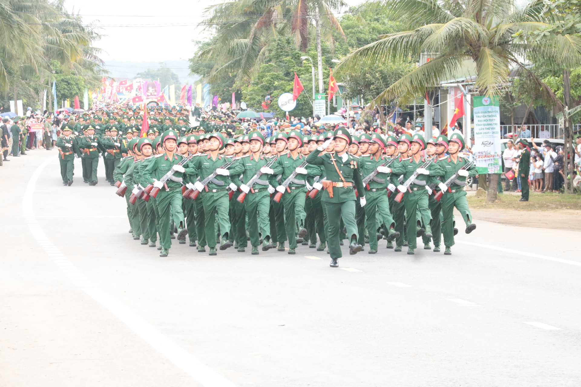 Thống nhất theo điều lệnh Quân đội Nhân dân Việt Nam và Công an Nhân dân Việt Nam.