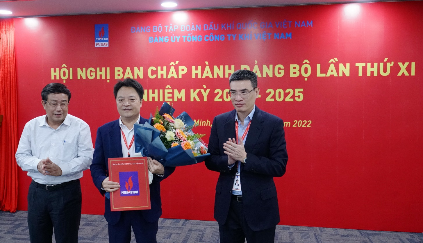 Lãnh đạo Đảng ủy Tập đoàn và Đảng ủy PV GAS trao Quyết định và chúc mừng Phó Bí thư Đảng bộ PV GAS - đồng chí Hoàng Văn Quang, Tổng giám đốc PV GAS.