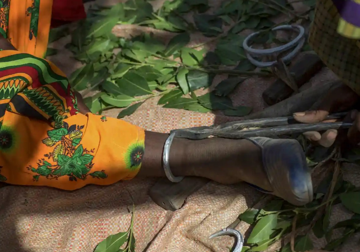 Một thợ rèn đeo vòng vào mắt cá chân cho một cô gái trước đám cưới ở Metahara, quận Oramia. Ảnh: The Guardian.
