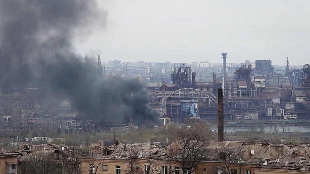 Khói bốc lên từ Tổ hợp luyện kim Azovstal ở Mariupol, miền đông Ukraine. Ảnh: AP.