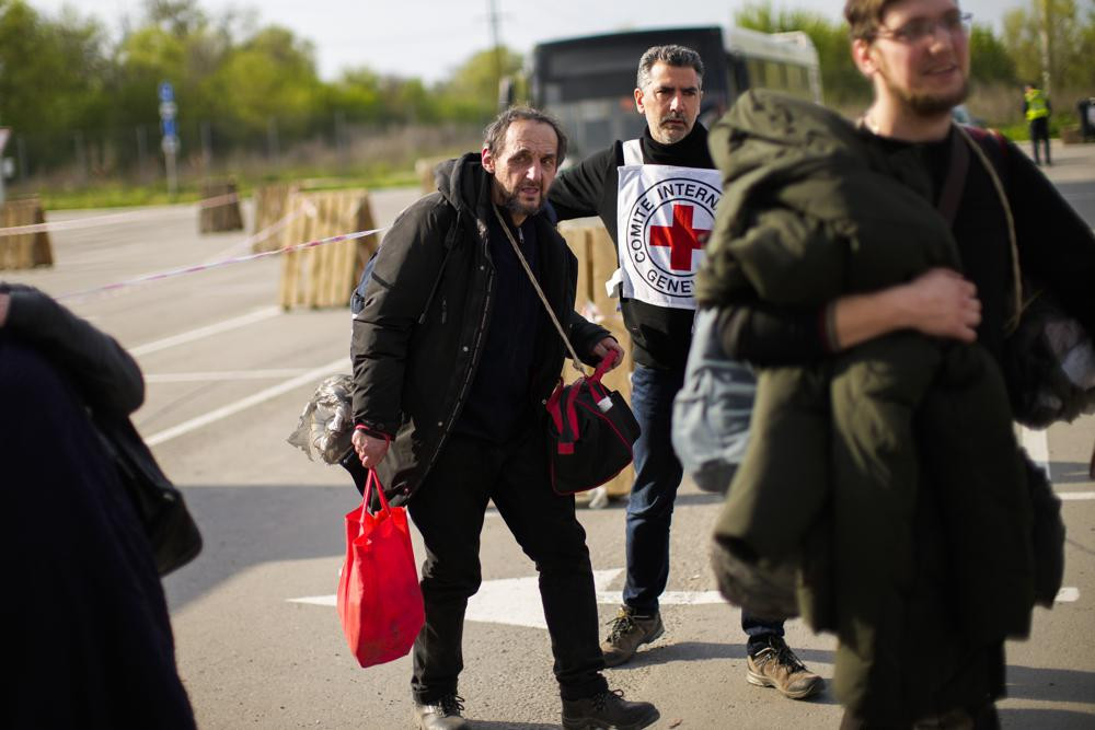 Dòng người tiếp tục chạy trốn khỏi cuộc xung đột ở Ukraine. Ảnh: AP.