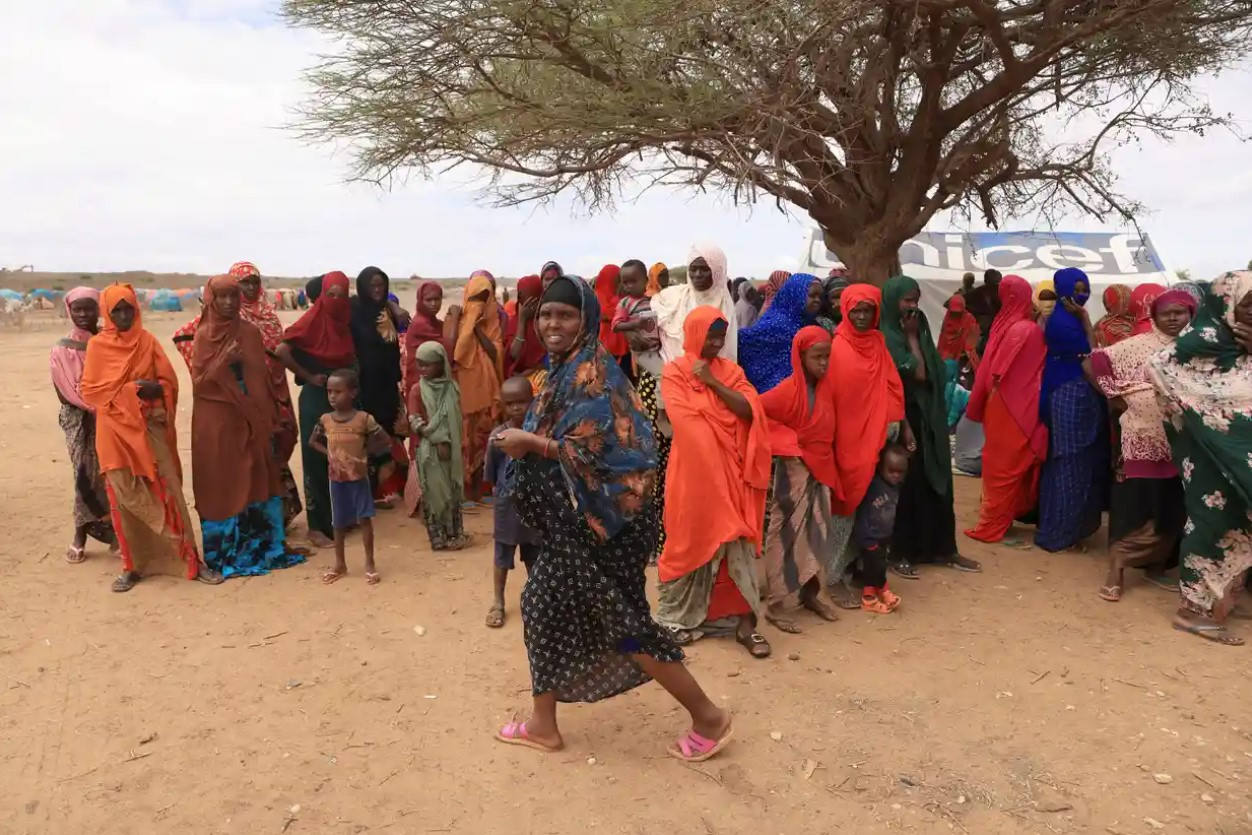 Người dân xếp hàng nhận viện trợ lương thực tại trại Higlo ở Gode, một thị trấn ở vùng Somali của Ethiopia. Ảnh: The Guardian.