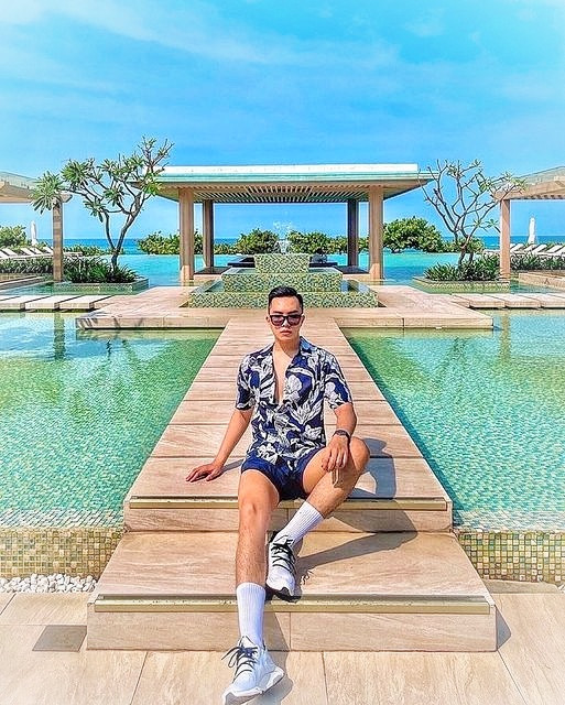 Mỗi căn villa sở hữu bể bơi riêng với sắc xanh ngọc đặc trưng, tiếp nối với màu xanh của biển trời tạo nên nước ảnh làm dịu cả cái nắng miền biển (Ảnh: Duy Anh Nguyen).