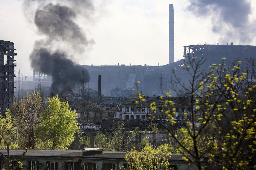 Khói bốc lên từ Tổ hợp luyện kim Azovstal ở thành phố Mariupol, miền đông Ukraine. Ảnh: AP.