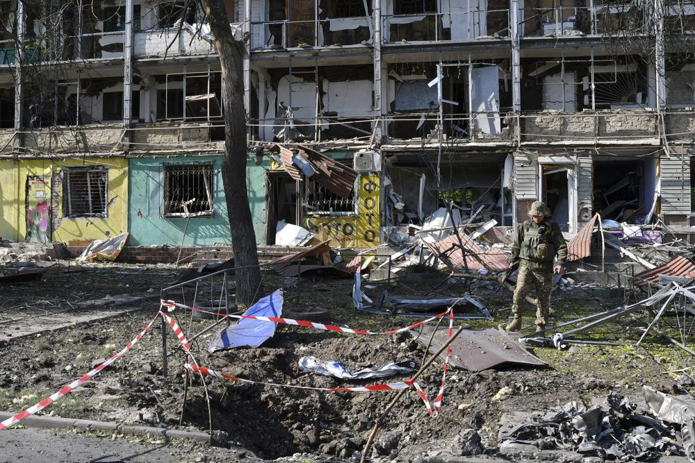 Một tòa nhà chung cư bị phá hủy ở Kramatorsk, Ukraine. Ảnh: AP.