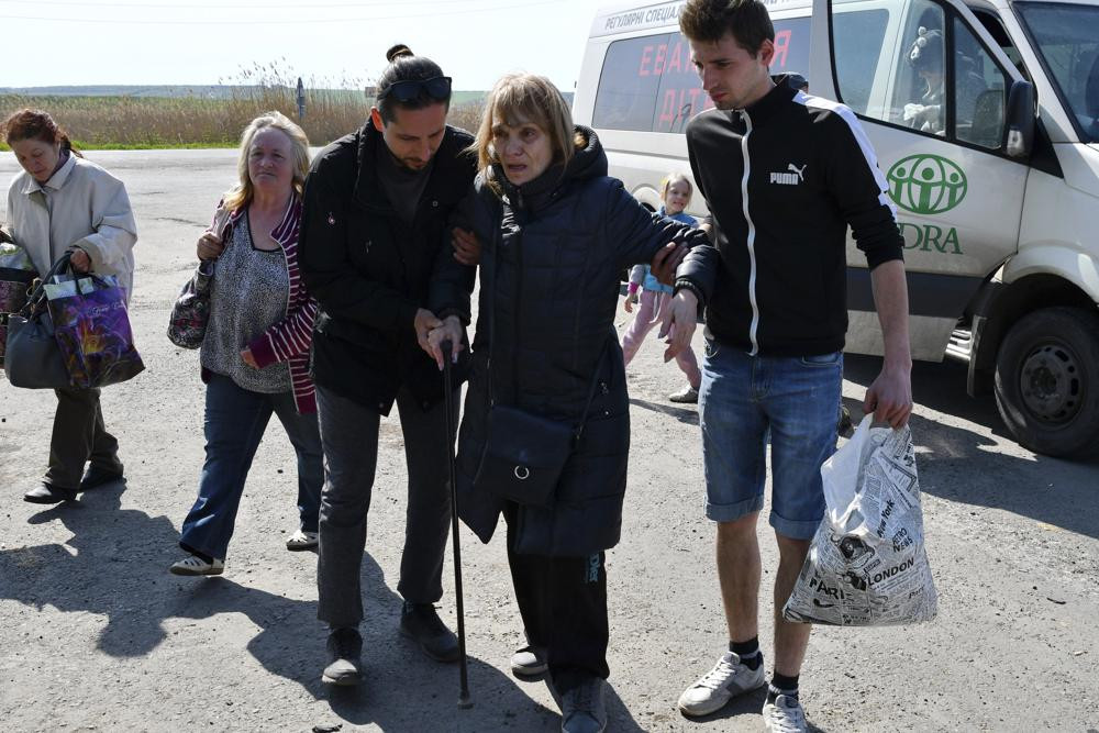 Một cuộc sơ tán dân thường trên một con đường gần Slovyansk, miền đông Ukraine. Ảnh: AP.