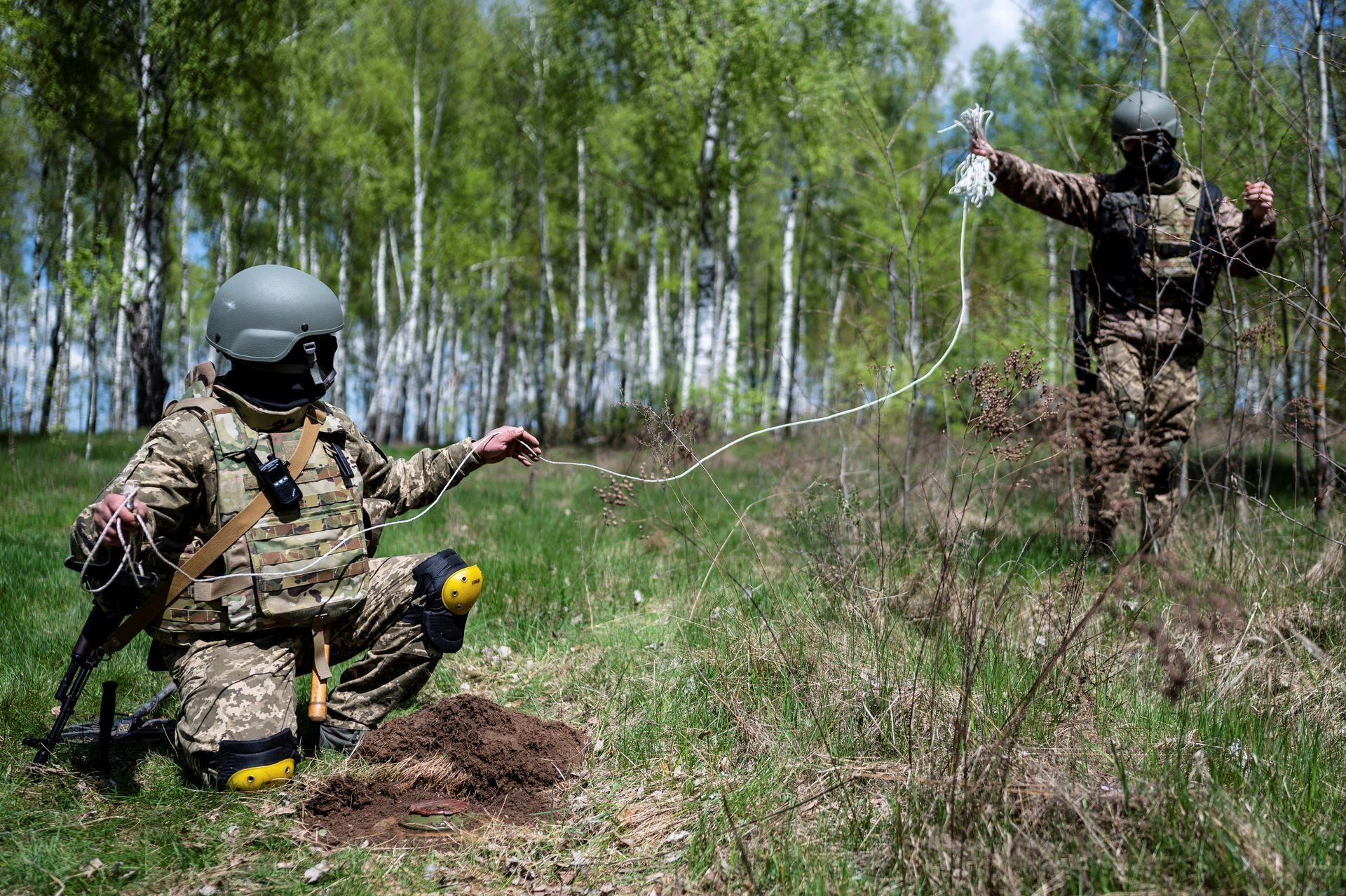 Một quân nhân của Lực lượng Phòng vệ Lãnh thổ Ukraine rà phá bom mìn ở phía bắc vùng Zhytomyr, Ukraine. Ảnh: Reuters.