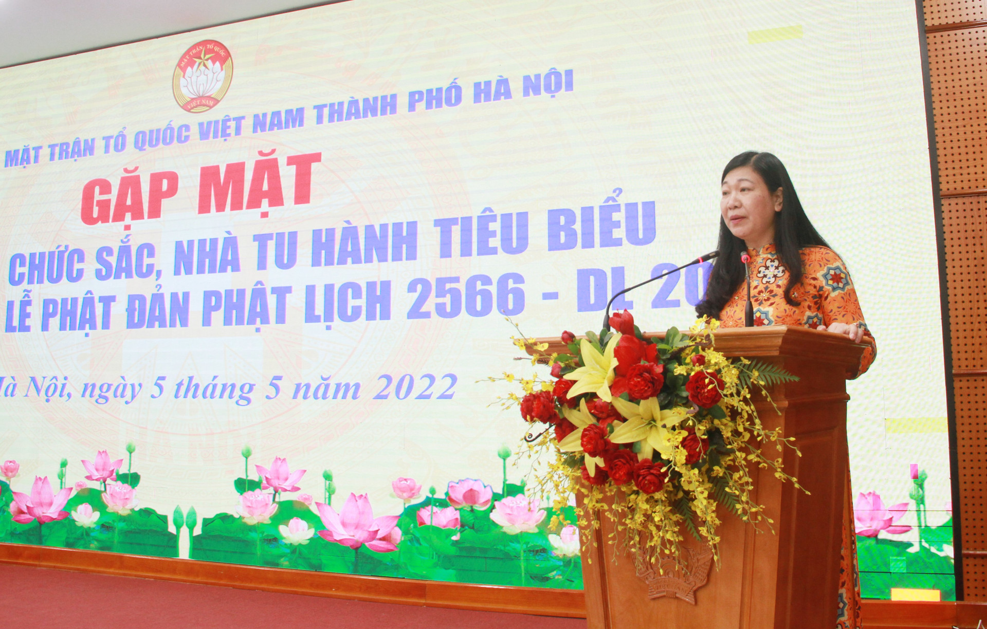 Bà Nguyễn Lan Hương, Chủ tịch Ủy ban MTTQ Việt Nam Thành phố Hà Nội phát biểu tại buổi gặp mặt. 
