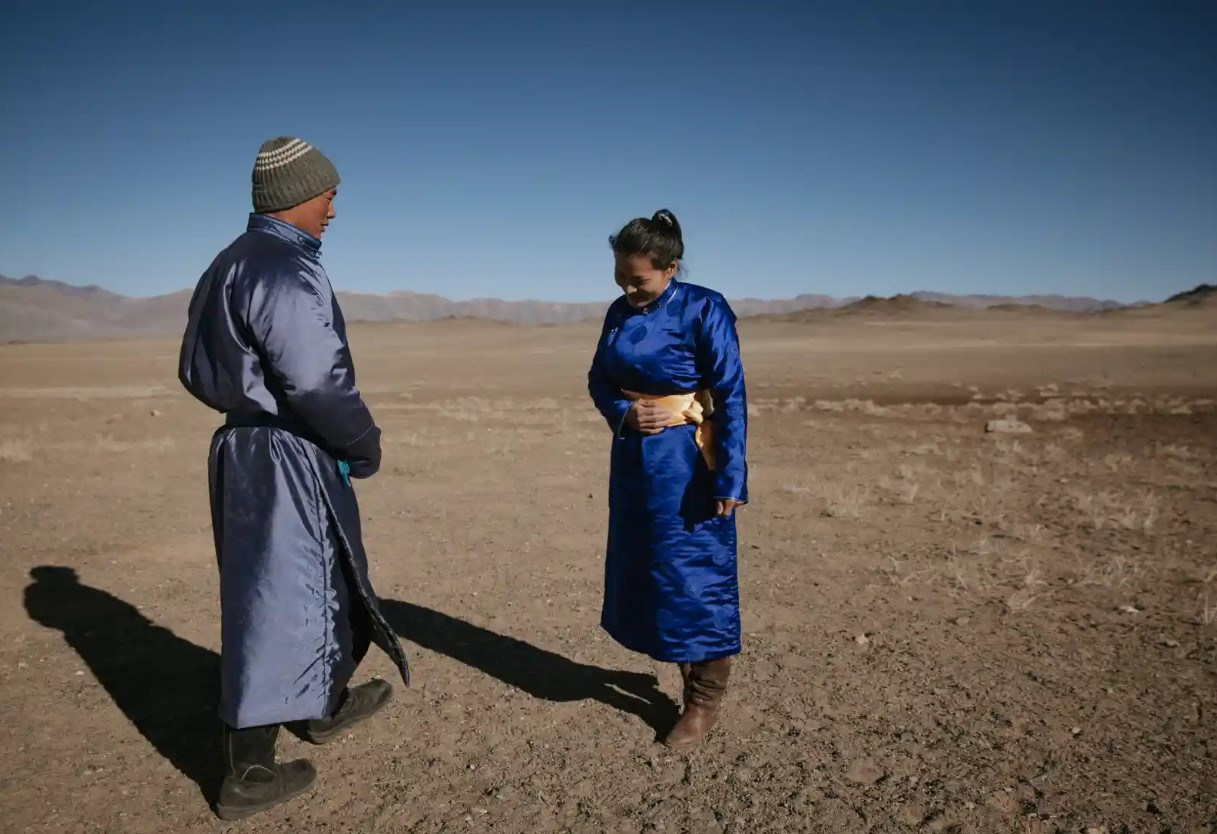 Cặp vợ chồng du mục trẻ tuổi Lhiasuren Chimidzul và Uyanga Altansukh ở tỉnh Khovd. Ảnh: The Guardian.