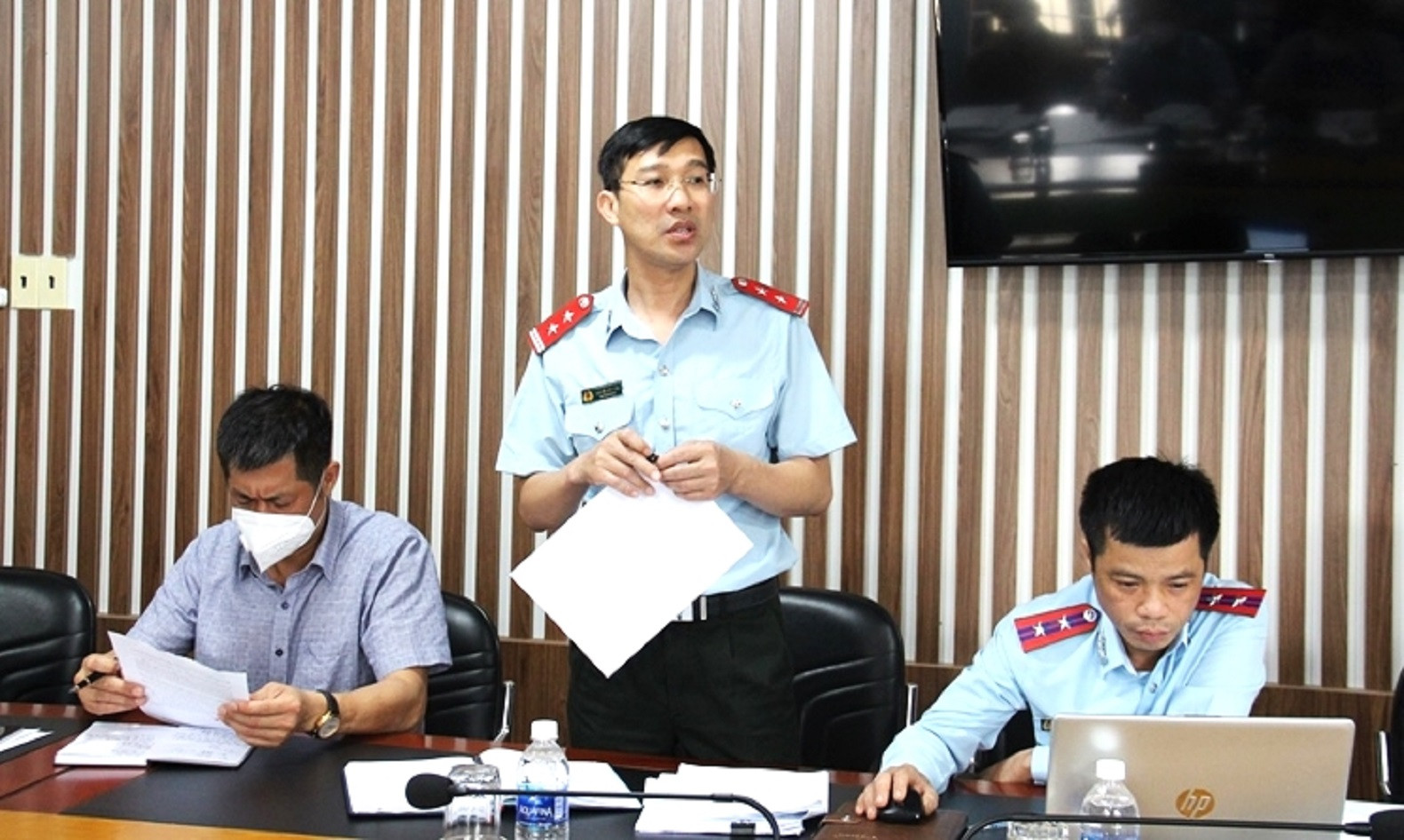 Đại diện Đoàn Thanh tra Bộ Lao động-Thương binh và Xã hội công bố các quyết định thanh tra.