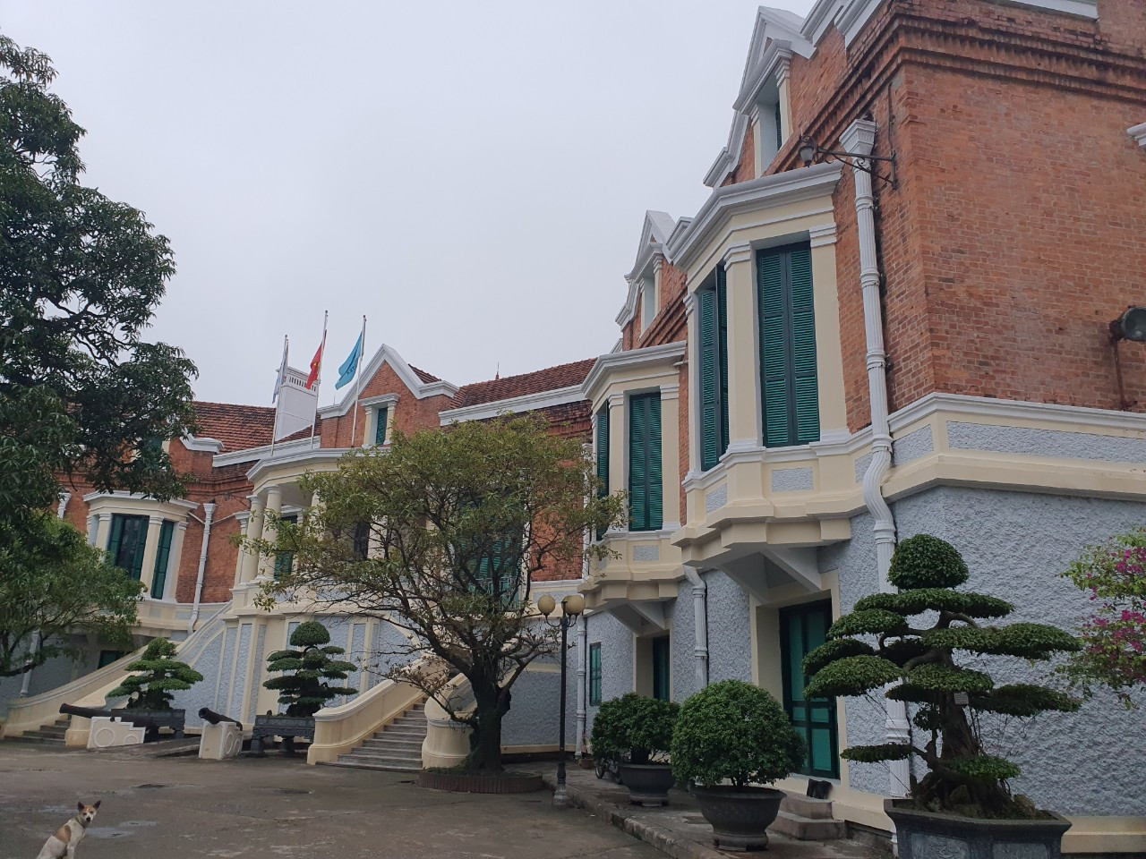 Nam Định cũng được biết đến với là cái nôi của ngành công nghiệp dệt Việt Nam, nơi có Nhà máy Dệt Nam Định nổi tiếng. Trong ảnh: Bảo tàng ngành Dệt may Việt Nam, thiết kế theo kiến trúc đặc trưng của Pháp, nằm trên đường Hoàng Hoa Thám, TP Nam Định.