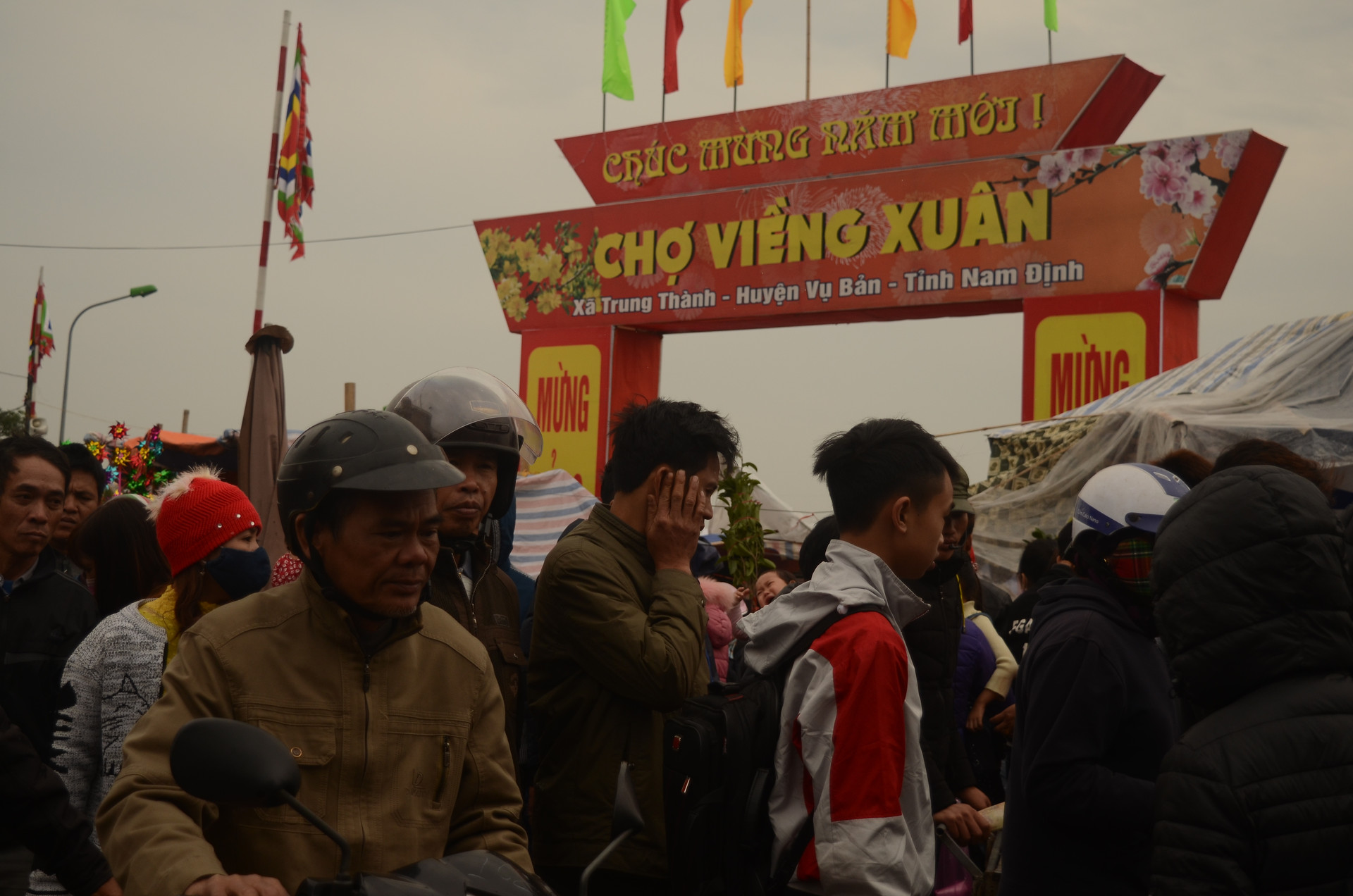 Từ nhiều đời nay, làng quê Nam Định đã sản sinh, lưu giữ nhiều sinh hoạt cộng đồng đặc sắc. Trong ảnh: Phiên chợ Viềng Nam Định.