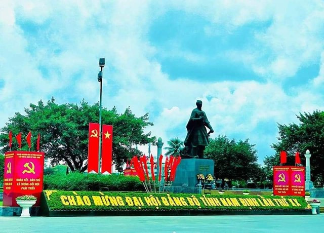 Tượng đài Anh hùng dân tộc Trần Hưng Đạo ở trung tâm TP Nam Định.