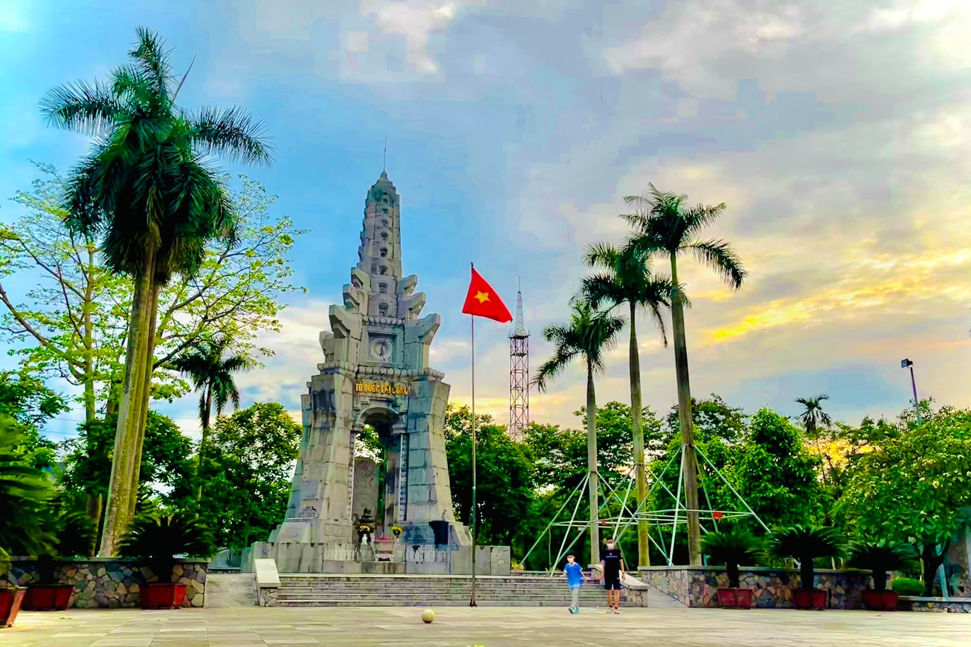 Đài tưởng niệm các Anh hùng Liệt sỹ tỉnh Nam Định.
