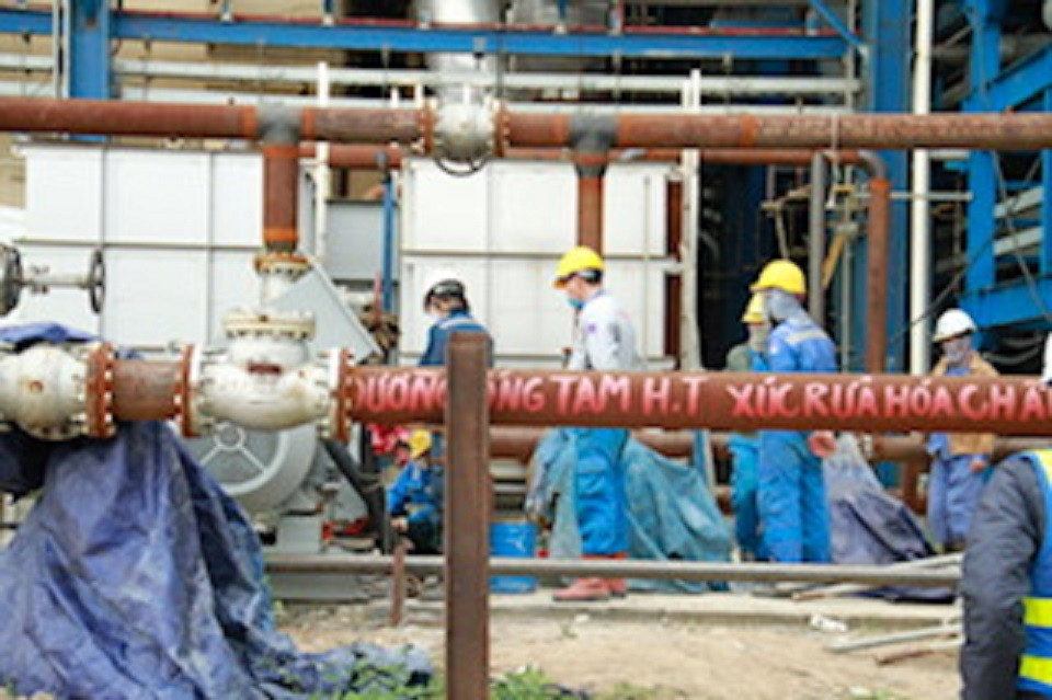 Các nhà thầu thực hiện công tác thông thổi, kiểm tra hệ thống đường ống của NMNĐ Thái Bình 2 trước khi thực hiện hòa lưới điện đồng bộ.