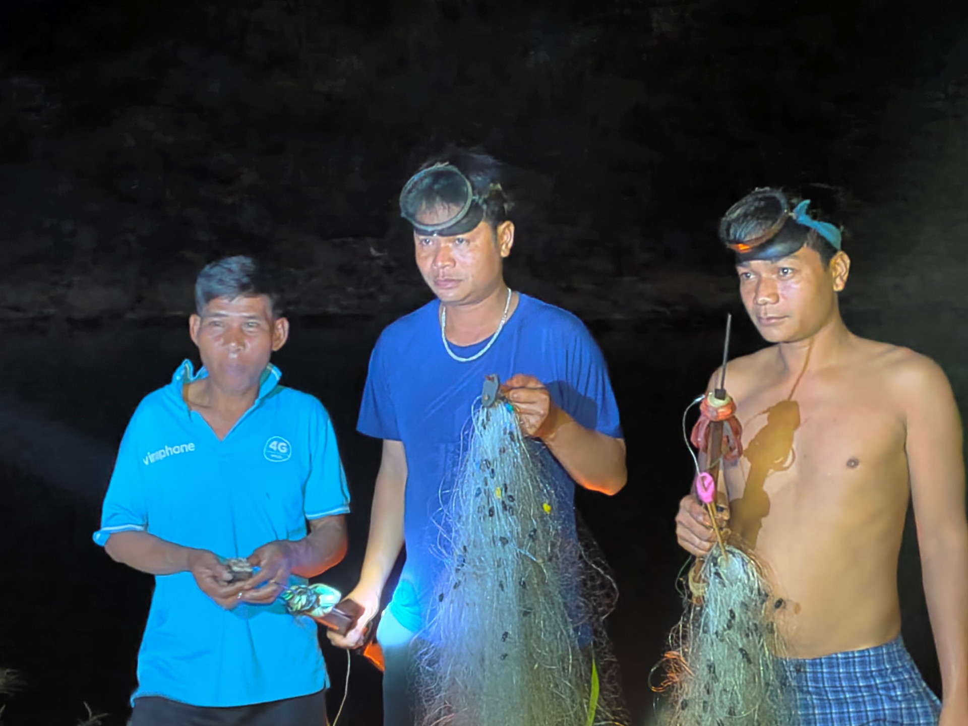 Anh Phin và những người “đồng nghiệp” trong một buổi đi săn bắt cá mát.
