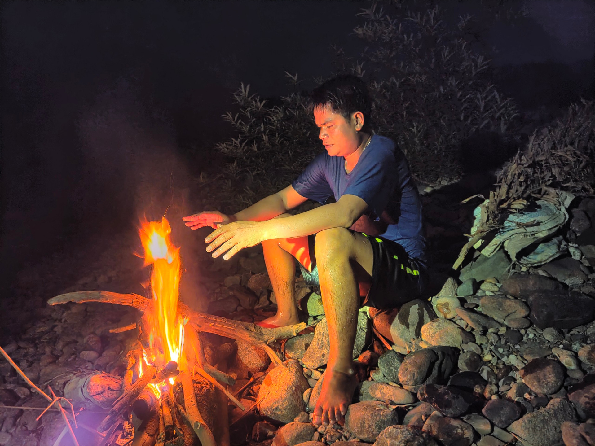 Một đống lửa nhỏ được đốt lên để vừa sưởi ấm khi ngâm nước quá lâu vào đêm vừa dùng để nướng cá mát.