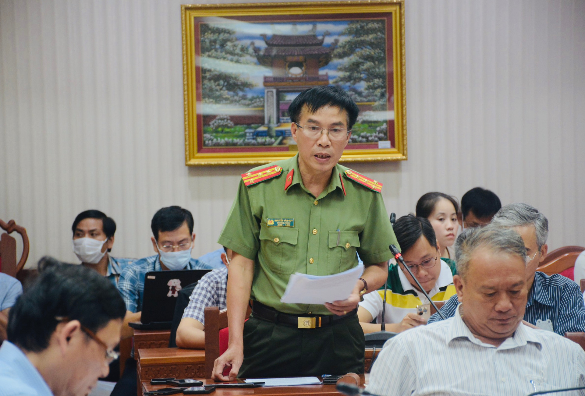 Đại tá Nguyễn Văn Quy, Trưởng Phòng Tham mưu, Công an tỉnh Đắk Lắk  thông tin với báo chí về vụ phá rừng.