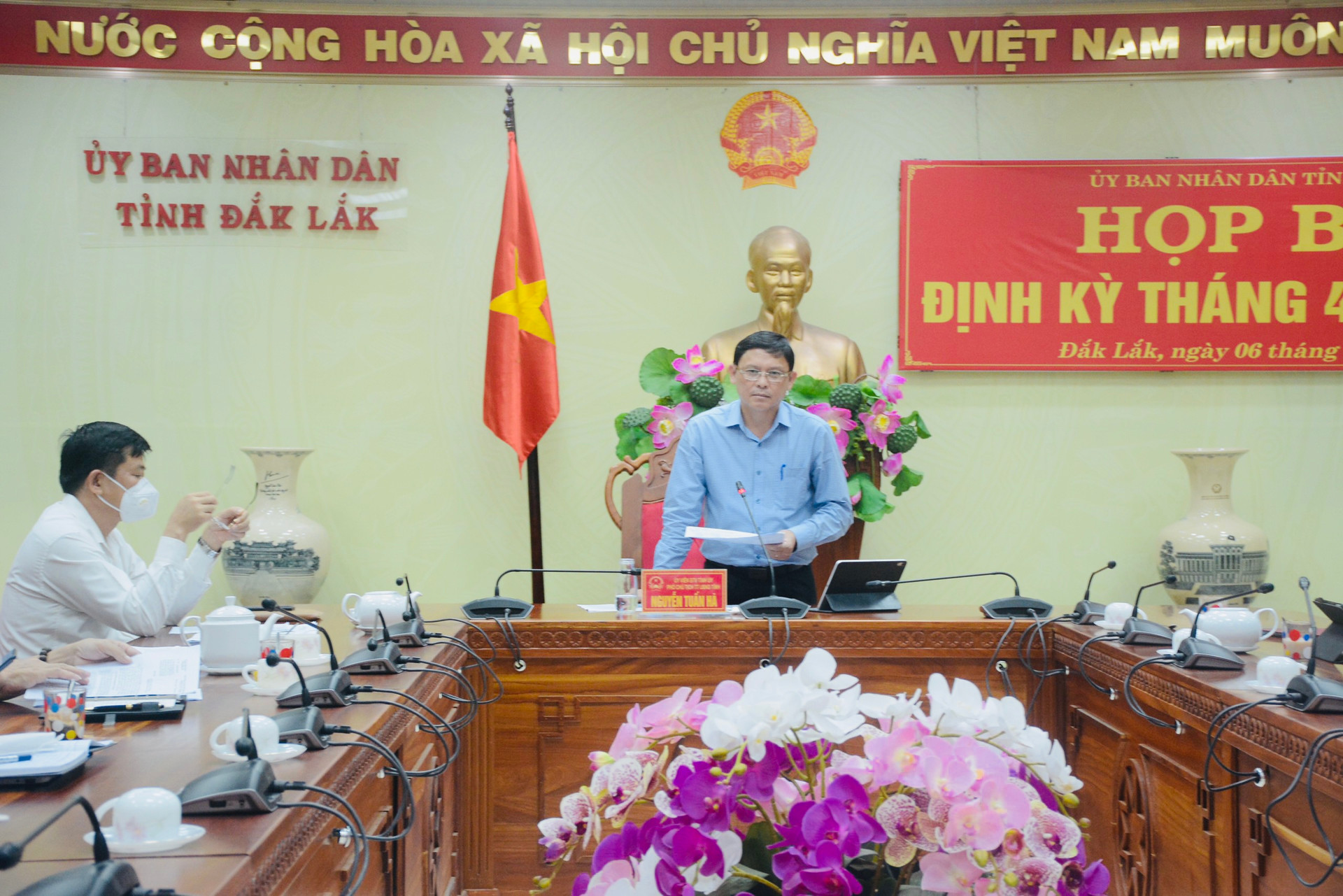 ông Nguyễn Tuấn Hà, Phó Chủ tịch thường trực UBND tỉnh Đắk Lắk, chủ trì buổi họp báo.