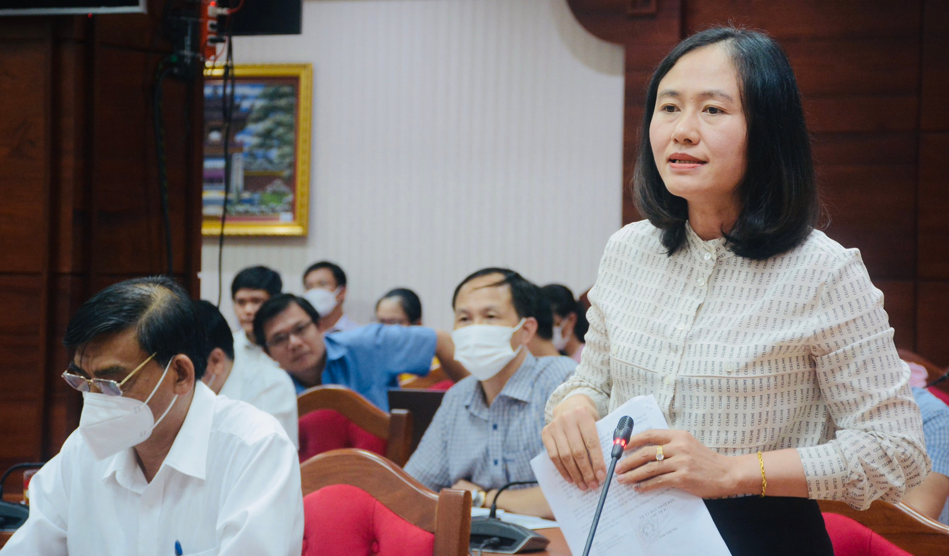  Bà Nguyễn Thị Minh Trinh, Phó Chủ tịch UBND huyện Krông Pắk, giải trình về vụ việc khai thác đất trái phép tại xã Ea Uy và xã Vụ Bổn.