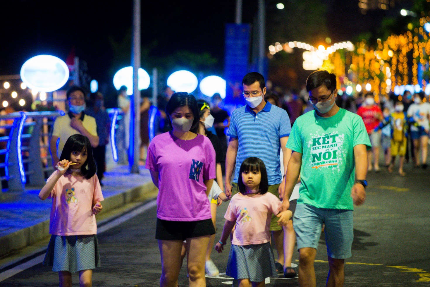 Nhiều gia đình đã đưa con em của mình tới nhân dịp phố đi bộ Trịnh Công Sơn mở cửa trở lại.