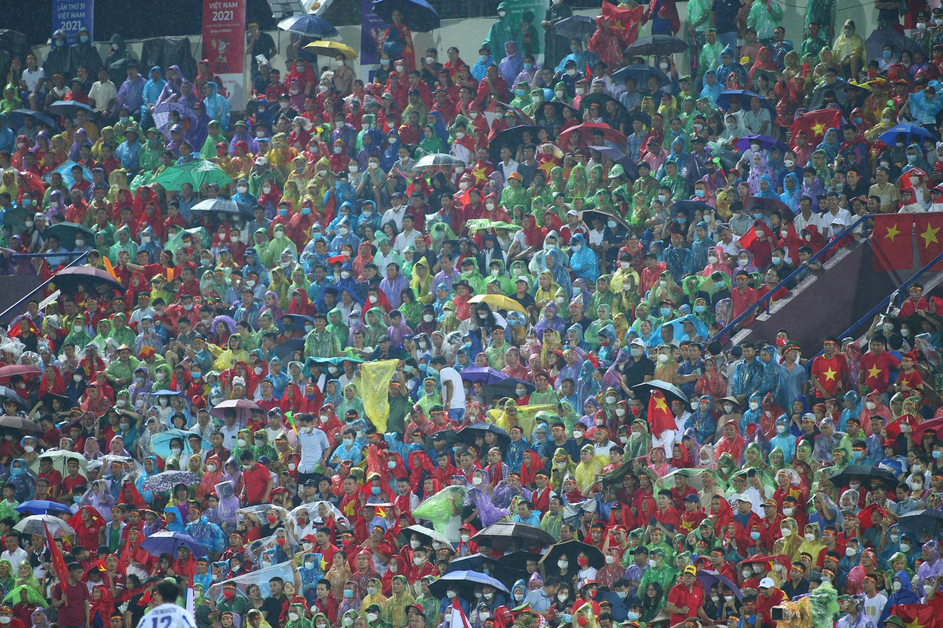 CĐV Việt Nam bất chấp cơn mưa vẫn ủng hộ cuồng nhiệt cho U23 Việt Nam