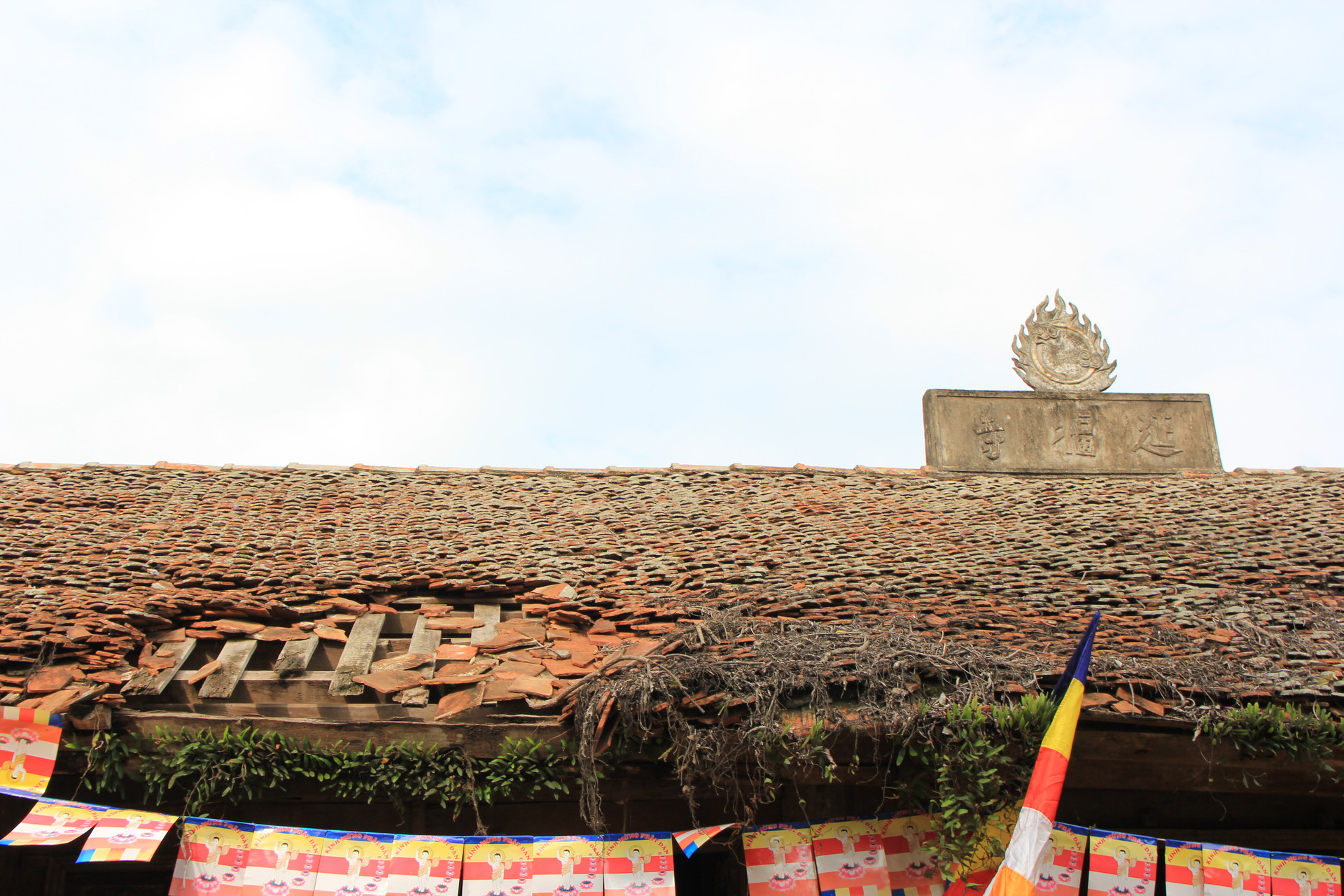 Do ngôi chùa đã lâu không được tu sửa nên mái ngói tiền đường và phía trong điện Tam Bảo bị xô dịch, vỡ nát.