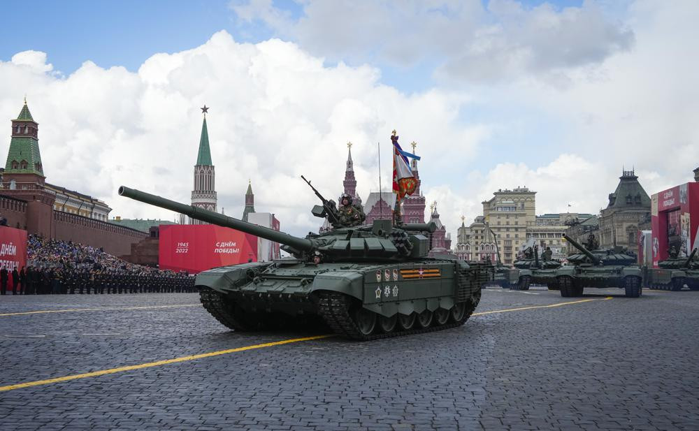 Xe tăng Nga lăn bánh trong lễ duyệt binh kỷ niệm Ngày Chiến thắng ở Moscow, Nga. Ảnh: AP.