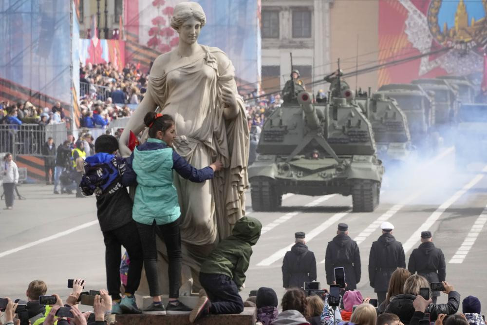 Người dân quan sát xe pháo tự hành Msta-S lăn bánh trong lễ duyệt binh Ngày Chiến thắng tại Quảng trường Cung điện Dvortsovaya ở St.Petersburg, Nga. Ảnh: AP.
