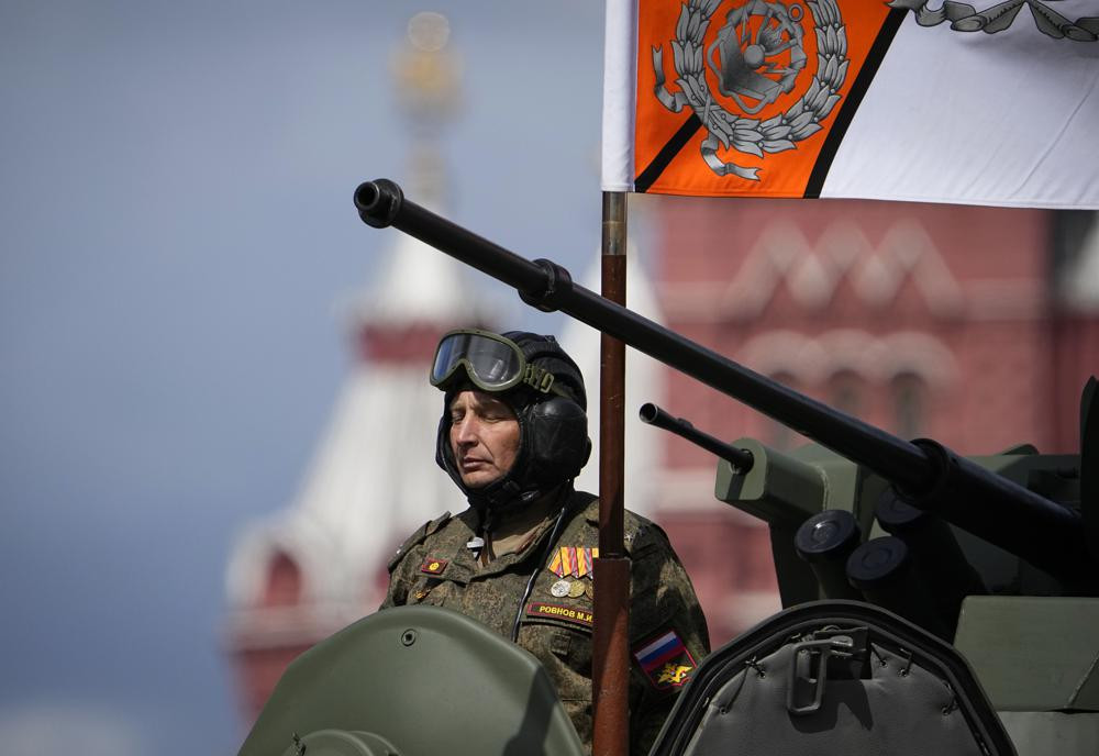 Một quân nhân Nga đứng trong xe quân sự trong cuộc diễu binh Ngày Chiến thắng ở Moscow, Nga. Ảnh: AP.