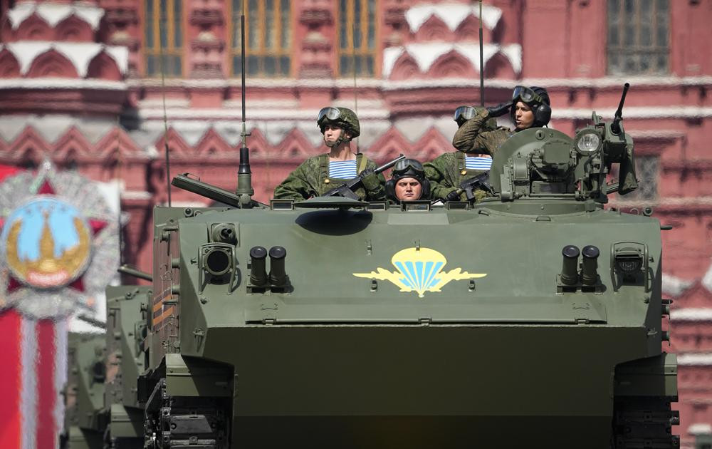 Các quân nhân Nga diễu hành cùng xe tăng trong cuộc diễu binh kỷ niệm Ngày Chiến thắng ở Moscow, Nga. Ảnh: AP.