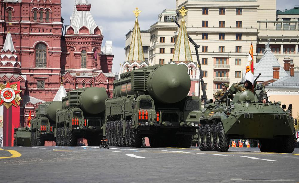 Tên lửa đạn đạo RS-24 Yars của Nga lăn bánh trong lễ duyệt binh kỷ niệm Ngày Chiến thắng ở Moscow, Nga. Ảnh: AP.