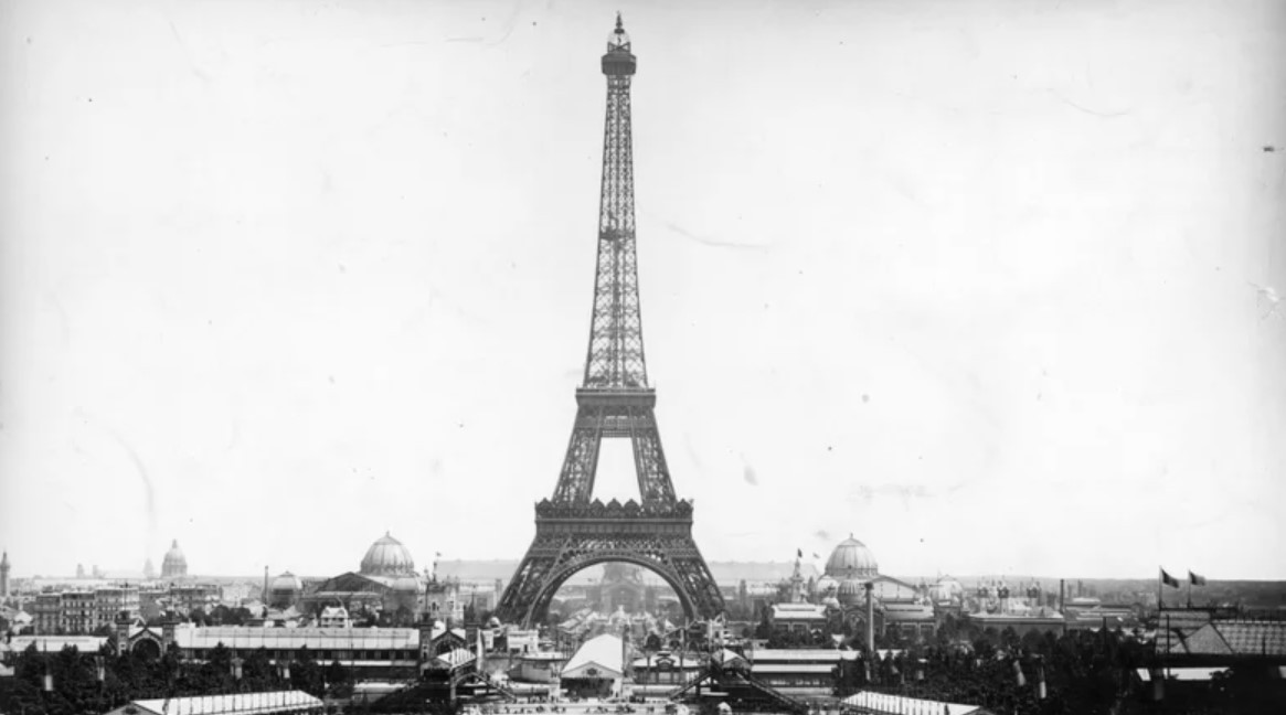 Rất nhiều người đã thích thú khi lần đầu tiên thấy Tháp Eiffel. Ảnh: Grunge.
