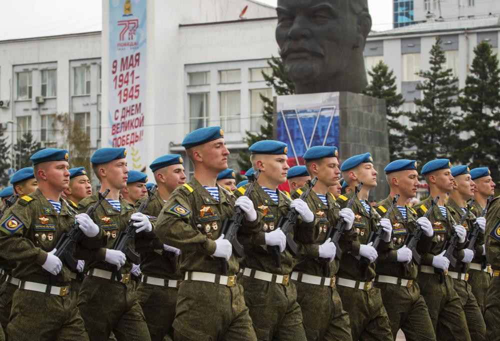 Quân nhân Nga diễu hành trong cuộc diễu binh Ngày Chiến thắng ở Ulan-Ude, thủ đô Buryatia, một khu vực gần biên giới Nga-Mông Cổ. Ảnh: AP.