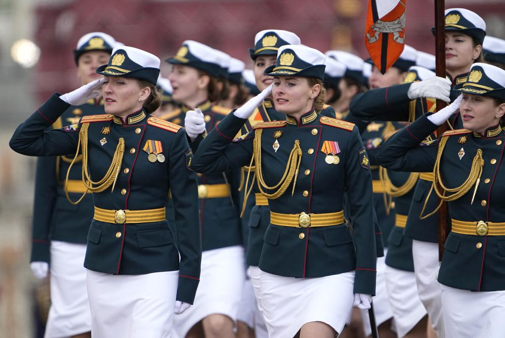 Các nữ quân nhân Nga diễu hành trong lễ duyệt binh kỷ niệm Ngày Chiến thắng ở Moscow, Nga. Ảnh: AP.