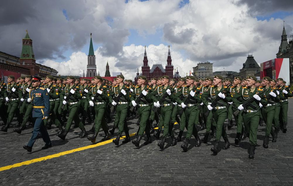Các quân nhân Nga diễu hành trong cuộc diễu binh kỷ niệm Ngày Chiến thắng ở Moscow, Nga. Ảnh: AP.