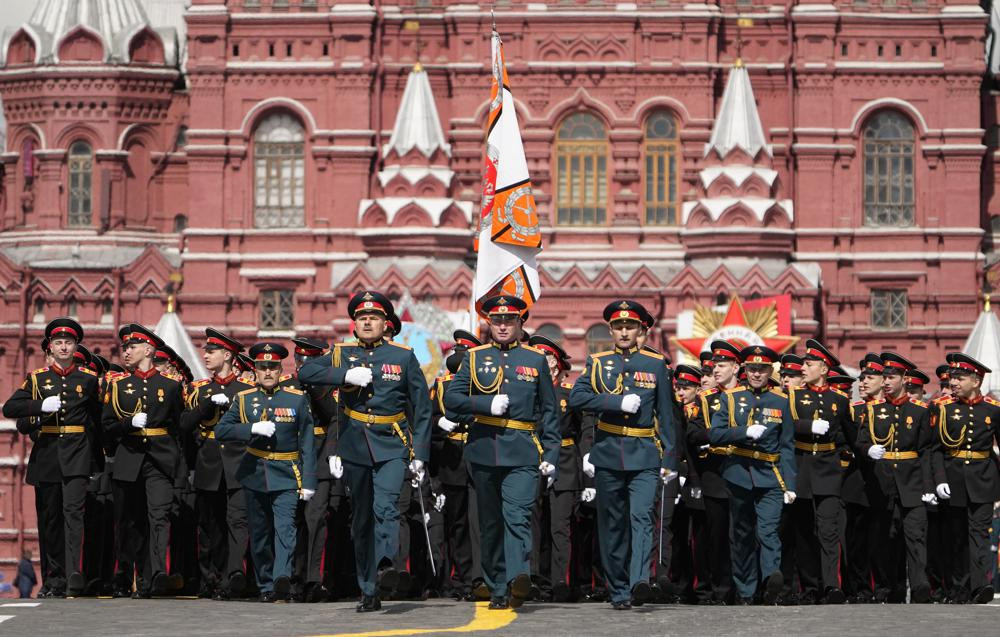 Các quân nhân Nga diễu hành trong cuộc diễu binh kỷ niệm Ngày Chiến thắng ở Moscow, Nga. Ảnh: AP.