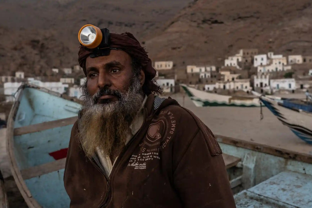 Một ngư dân ở làng Khyseet đội một ngọn đèn trên đầu. Ảnh: The Guardian.
