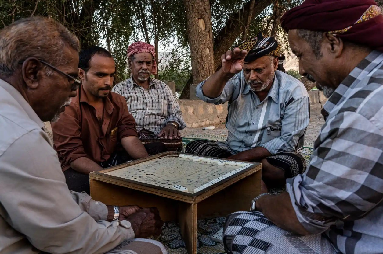 Những người đàn ông chơi cờ vào lúc hoàng hôn ở Wadi Dawan, gần làng Haid al-Jazil. Ảnh: The Guardian.
