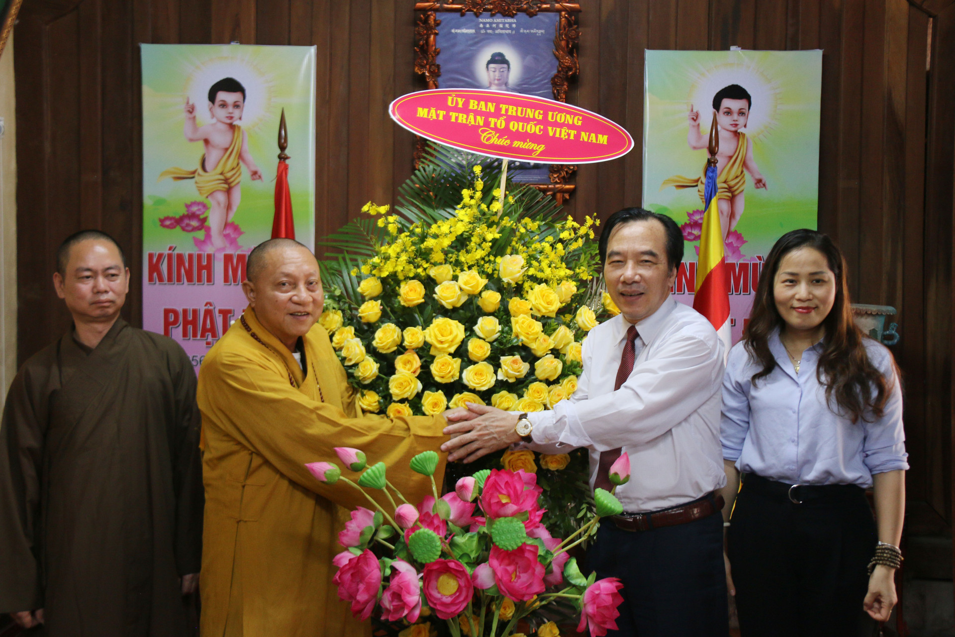 Phó Chủ tịch UBTƯ MTTQ Việt Nam Ngô Sách Thực tới chúc mừng chùa Liên Phái nhân dịp đại lễ Phật đản.