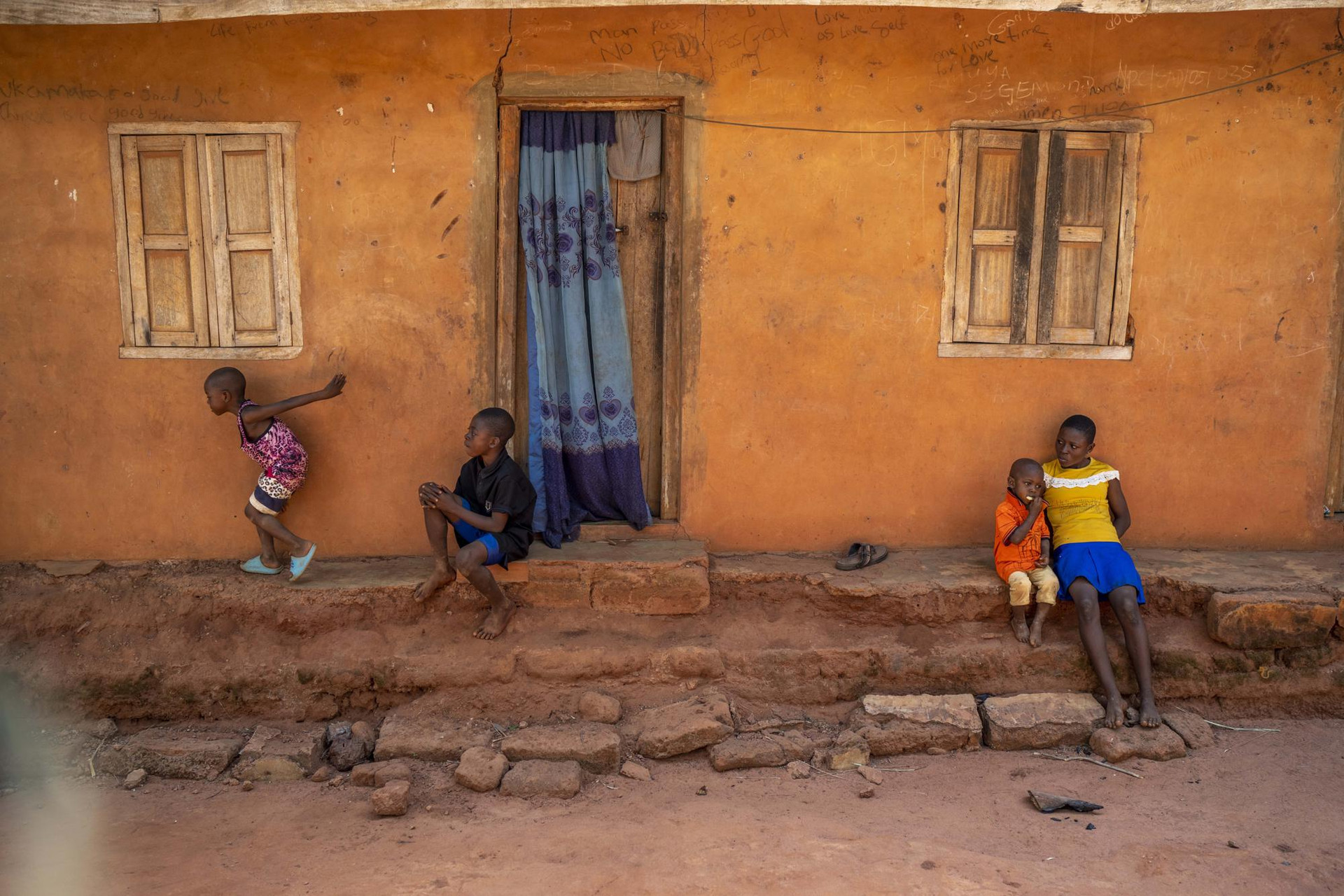 Những đứa trẻ cùng số phận ‘không chắc chắn’ ở Umuida, Nigeria. Ảnh: AP.