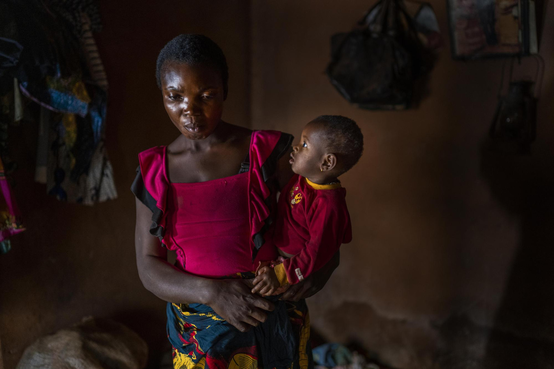 Anayo Mbah, 29 tuổi, cùng đứa con ở Umuida, Nigeria. Ảnh: AP.