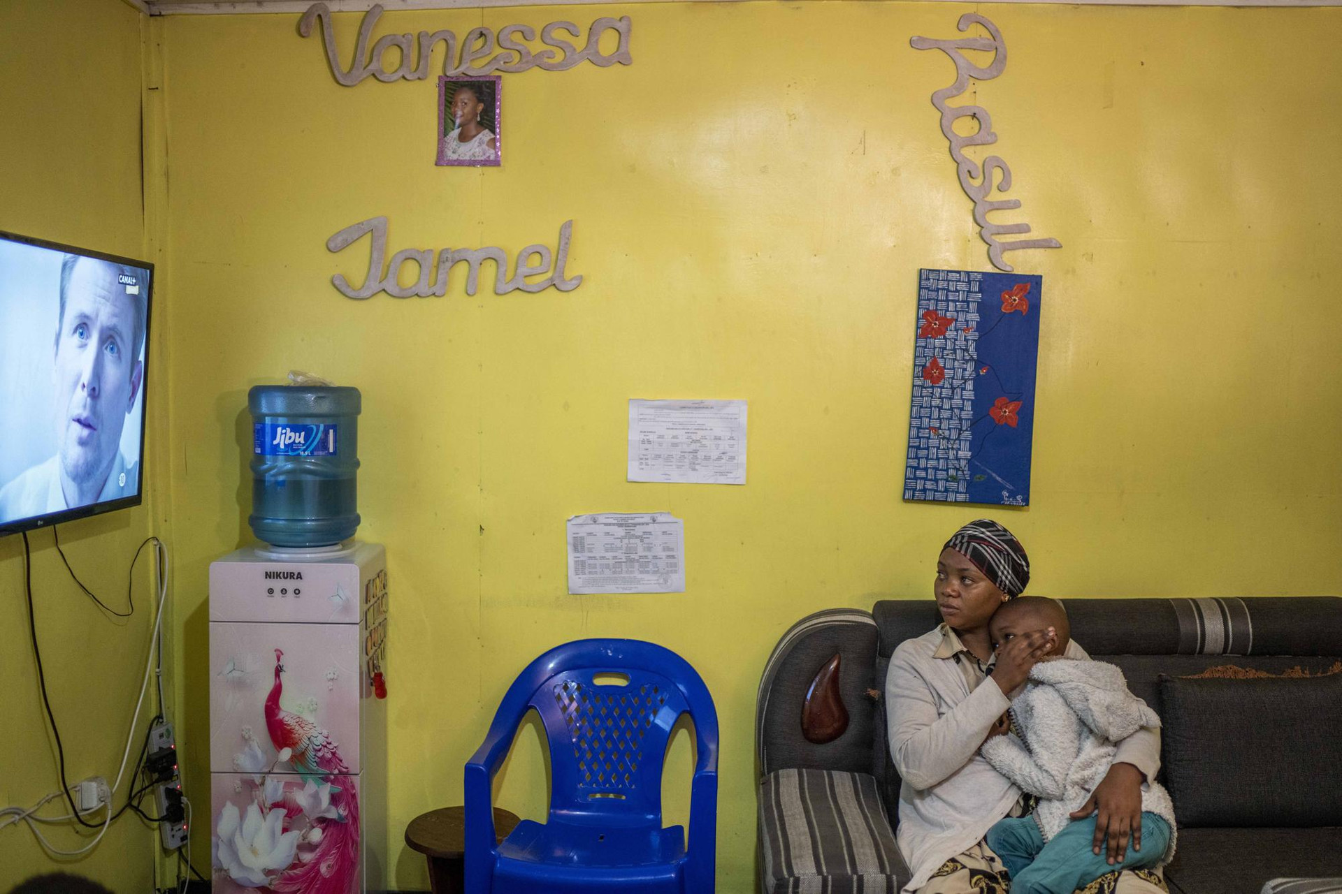 Góa phụ Vanessa Emedy bế con trai ở Goma, Cộng hòa Dân chủ Congo. Ảnh: AP.