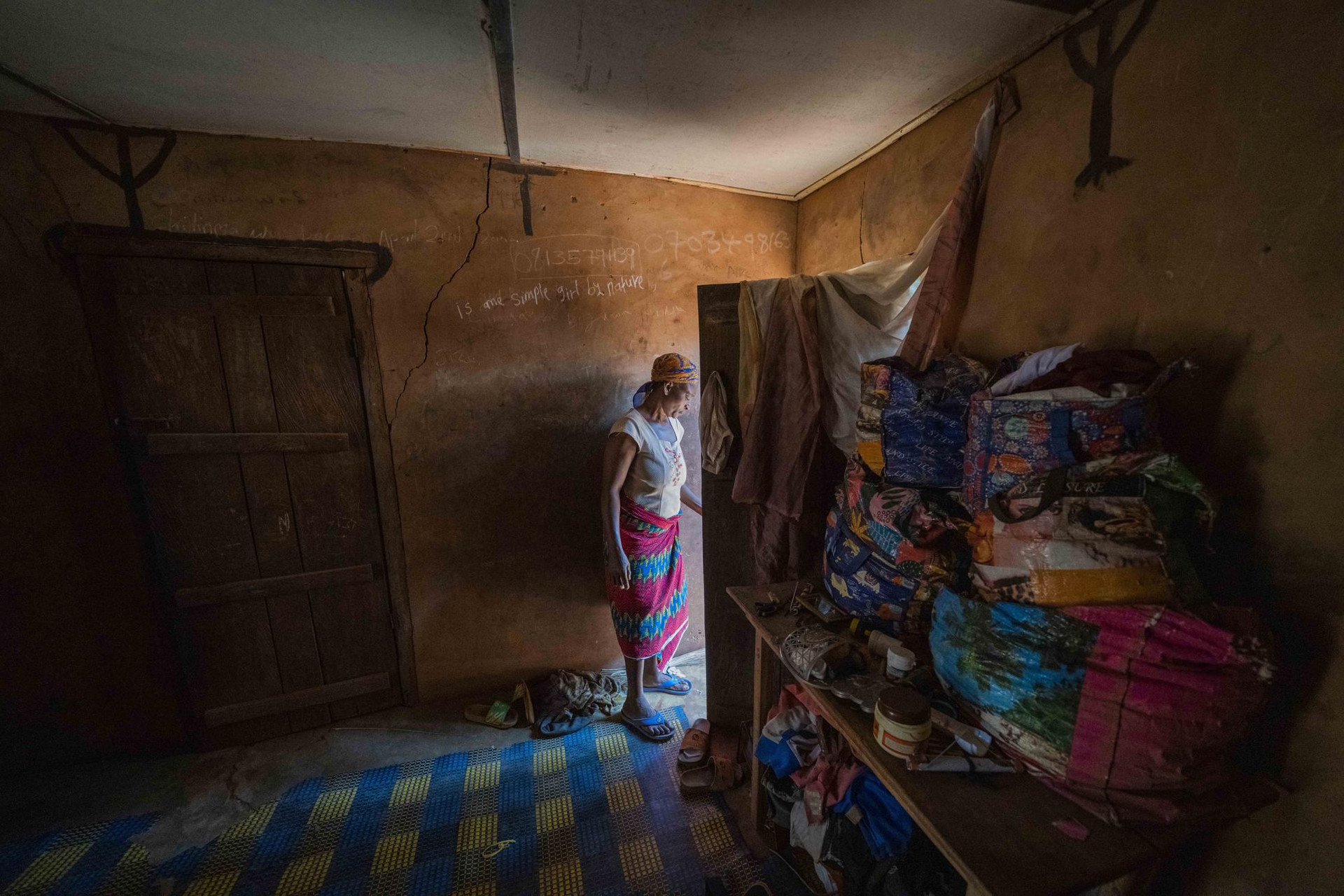 Góa phụ Roseline Ujah tại nhà riêng ở Umuida, Nigeria. Ảnh: AP.