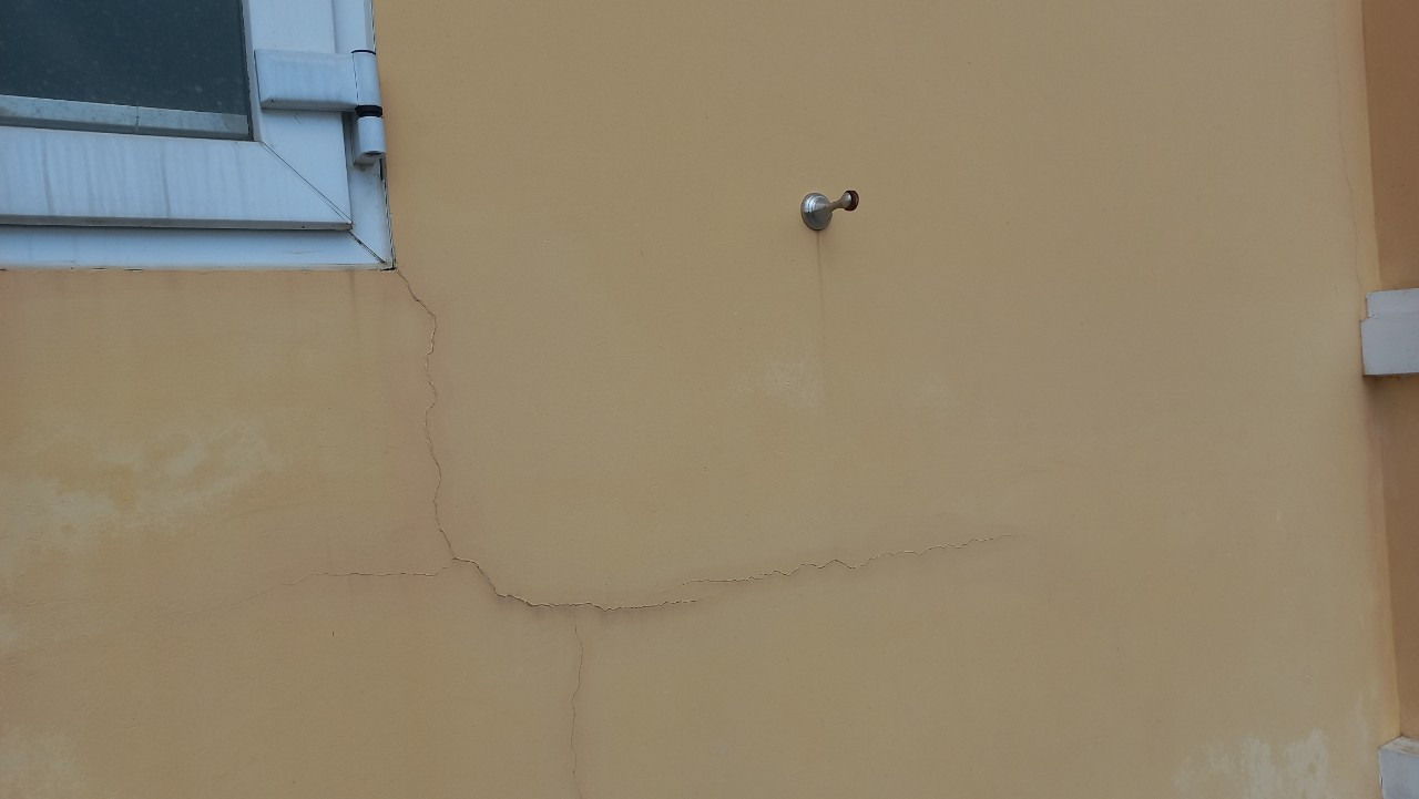Tường bị nứt là do vật liệu thi công?