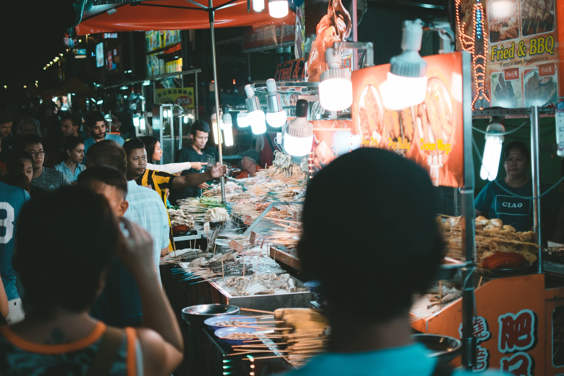 Khu chợ đêm ở thủ đô Kuala Lumpur, Malaysia. Ảnh: Unsplash.