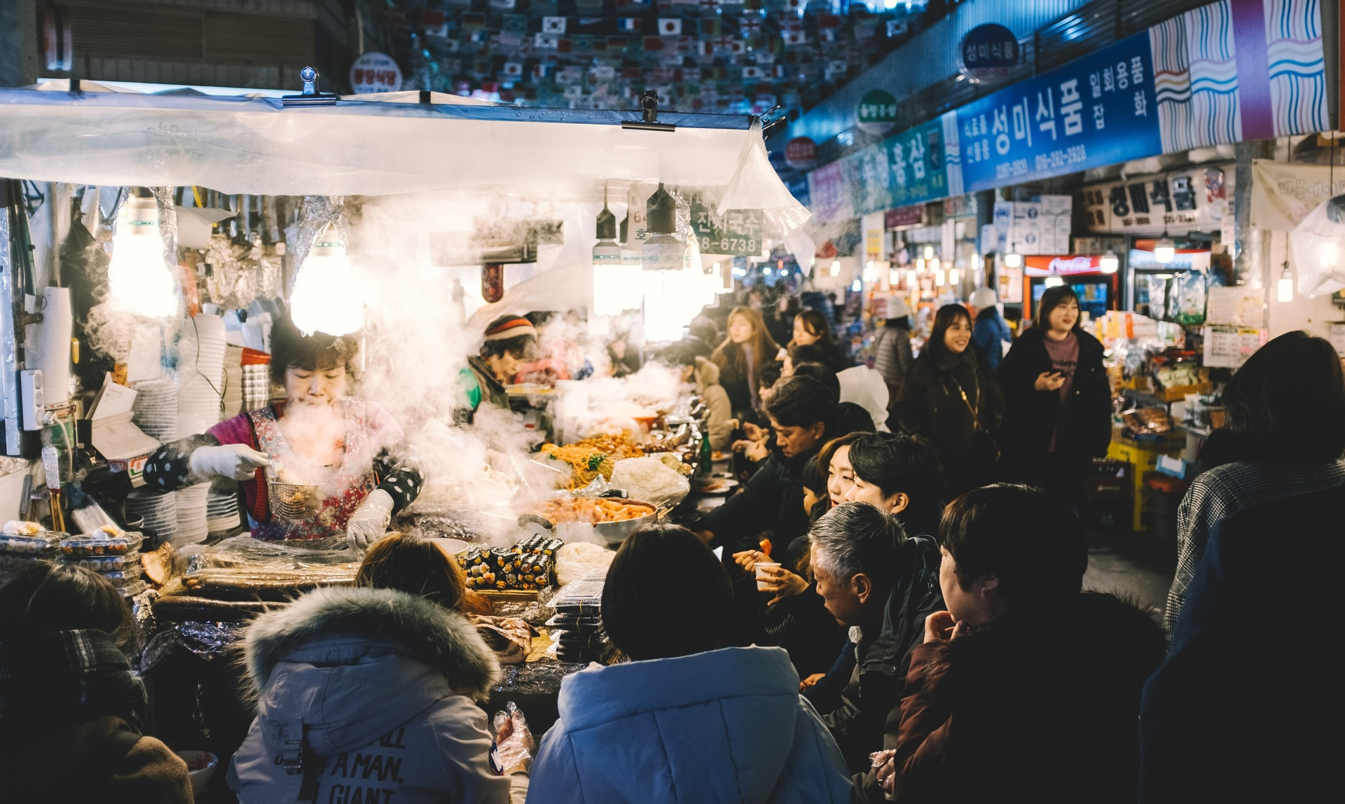 Khu chợ đêm ở Hàn Quốc. Ảnh: Unsplash.