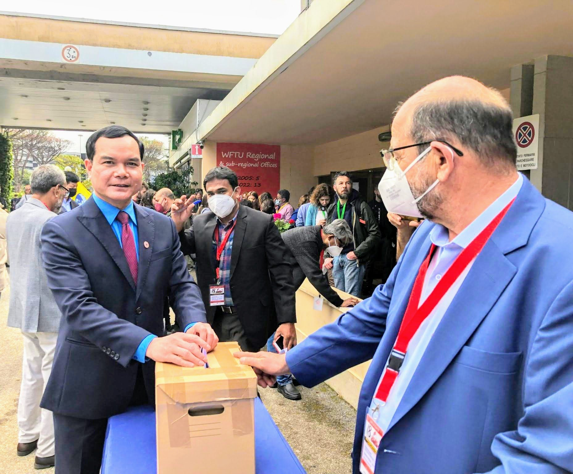 Ông Nguyễn Đình Khang thực hiện quyền bỏ phiếu tại Đại hội.