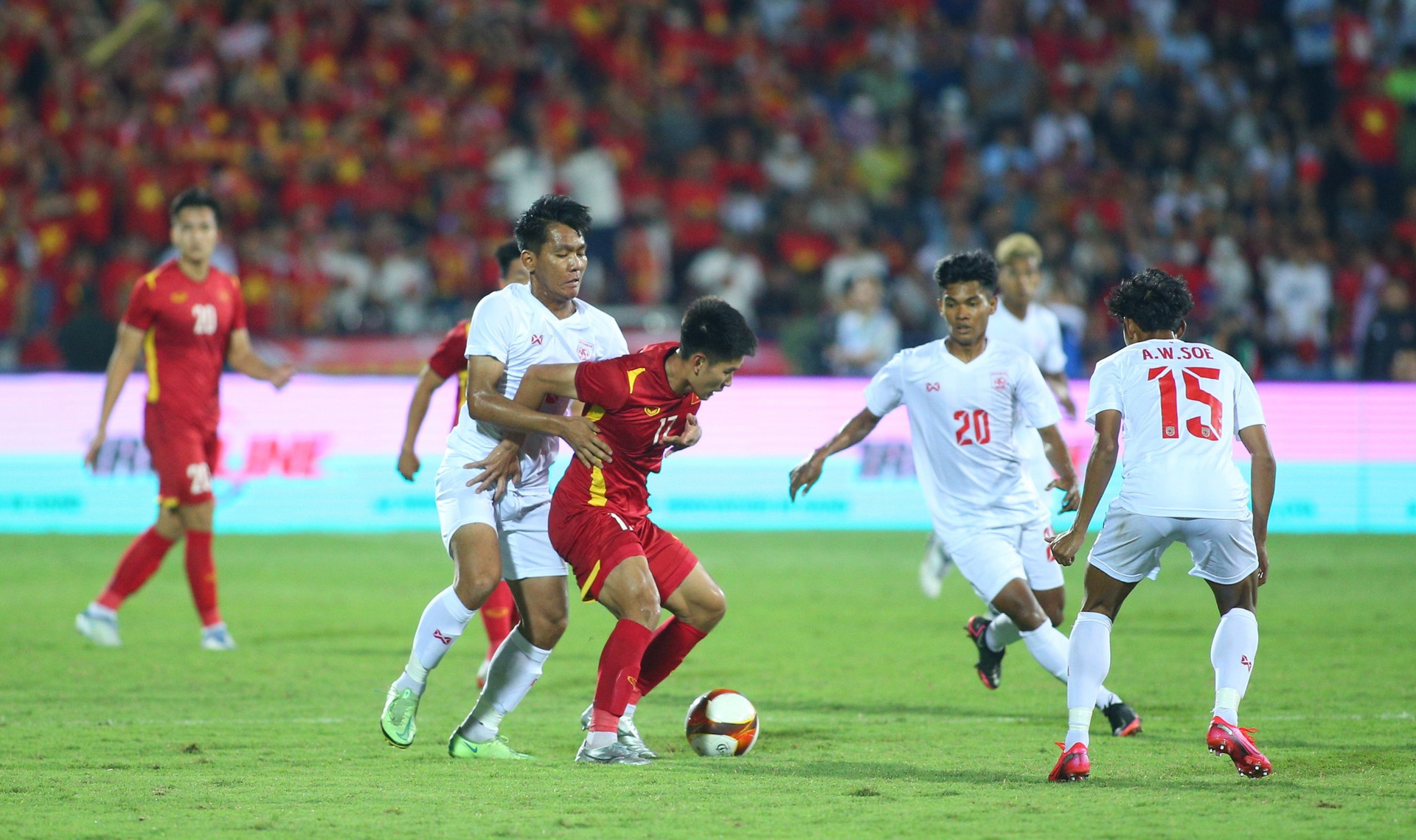 Các cầu thủ U23 Myanmar sử dụng lối chơi với số đông vây ráp và gây nhiều khó khăn cho U23 Việt Nam